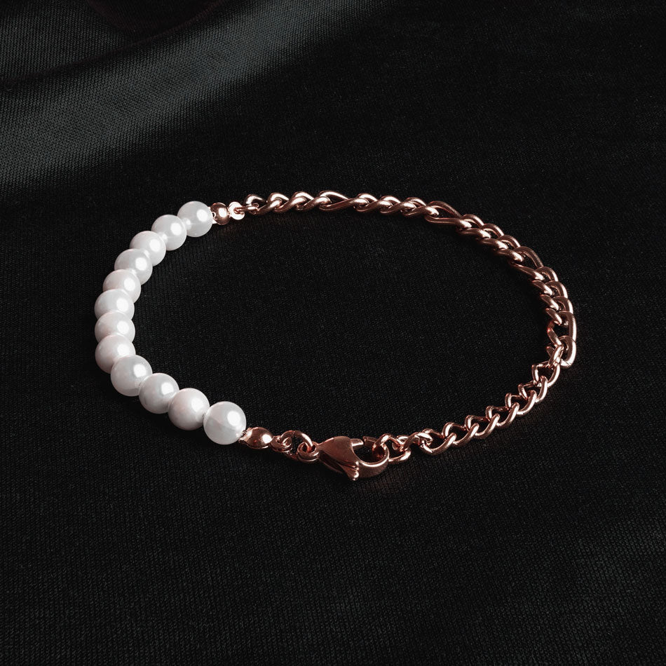 Our Pearl & Rose Gold Figaro Chain Bracelet has been crafted using both polished white pearls and rose gold figaro chain.